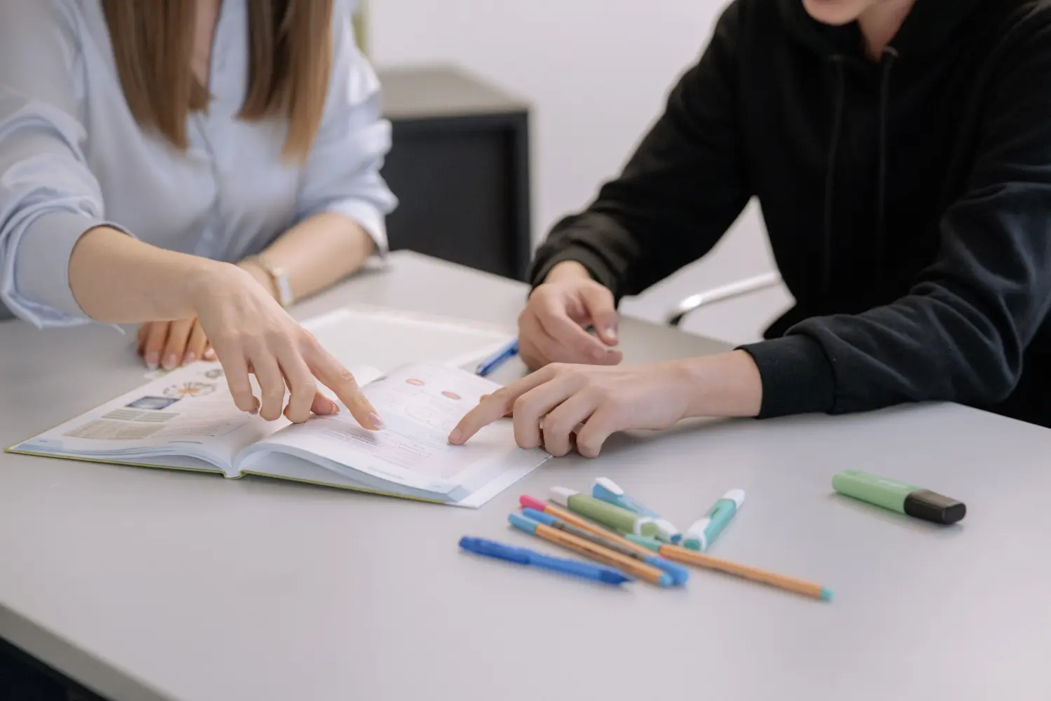 BrainBoost Akademie - Ein Tutor unterrichtet einen Schüler